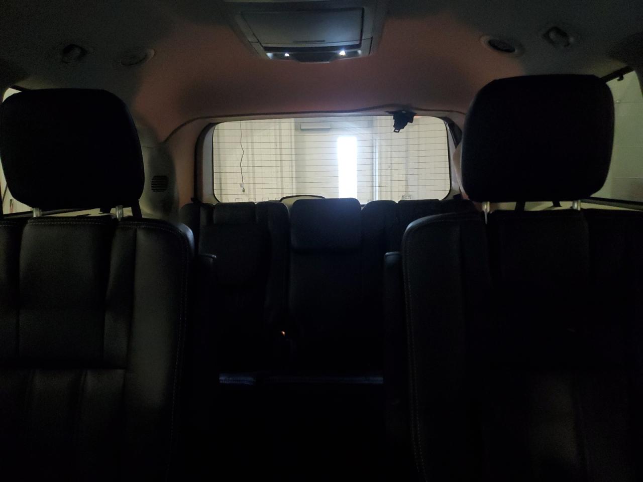 2015 Chrysler Town & Country - Image 10