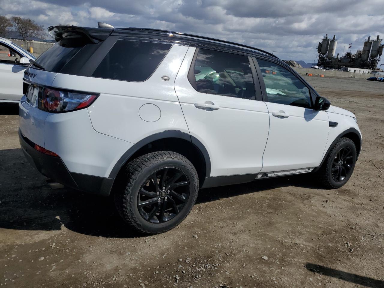 2017 Land Rover Discovery - Image 3