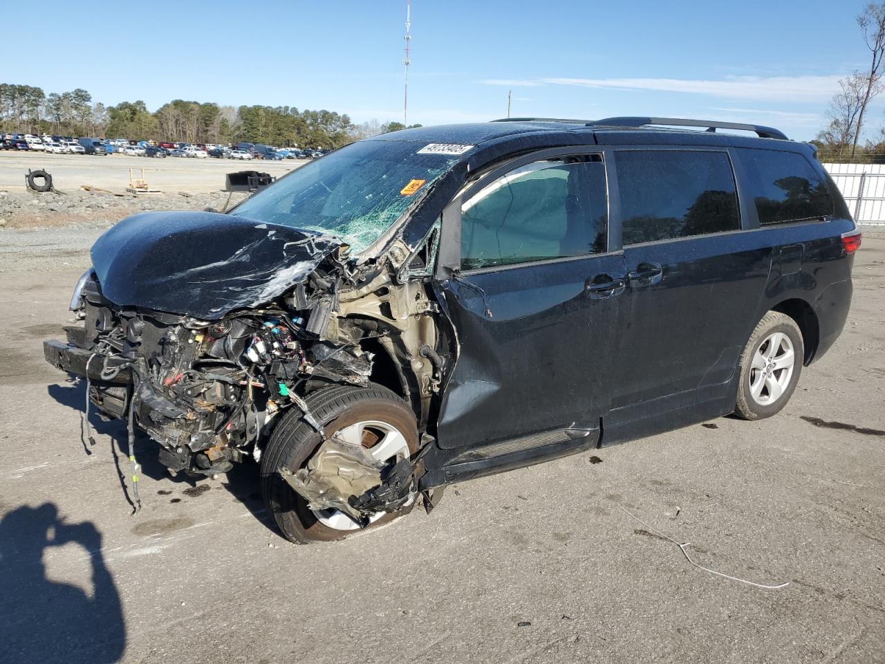 2018 Toyota Sienna Le for Sale in Dunn, NC - Front End