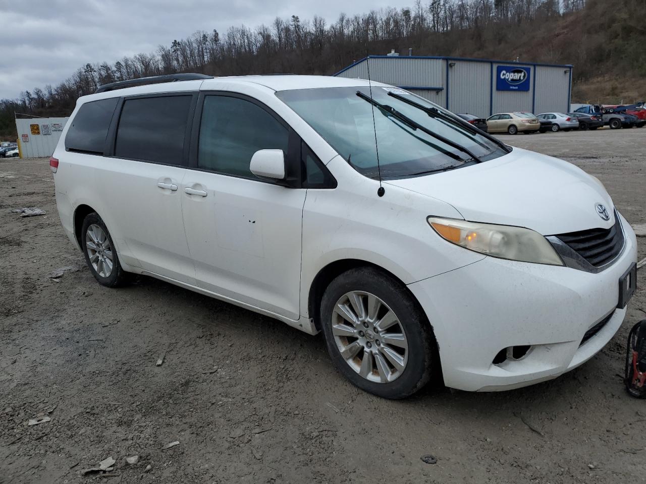 2011 Toyota Sienna - Image 4