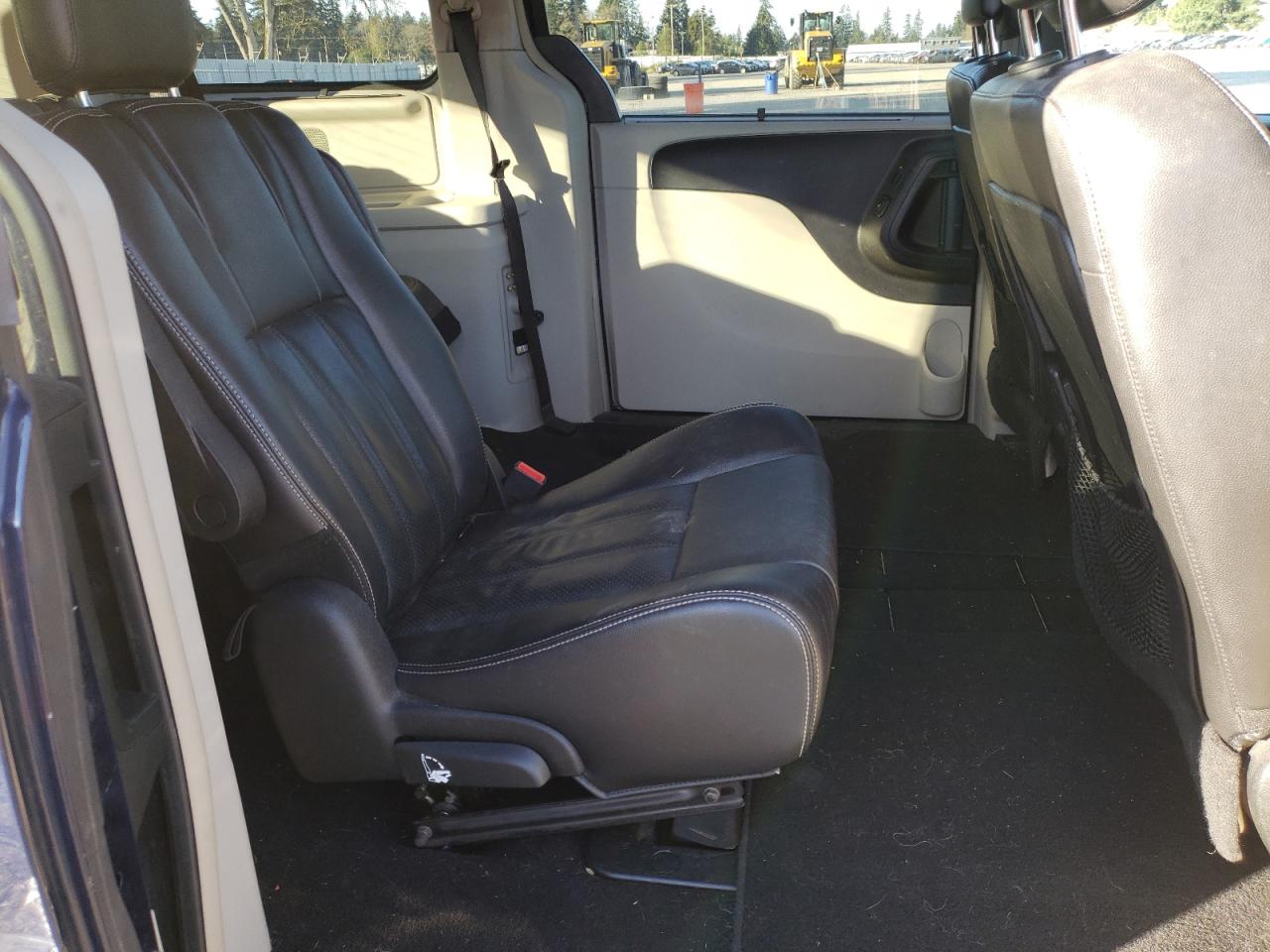 2013 Chrysler Town & Country - Image 11