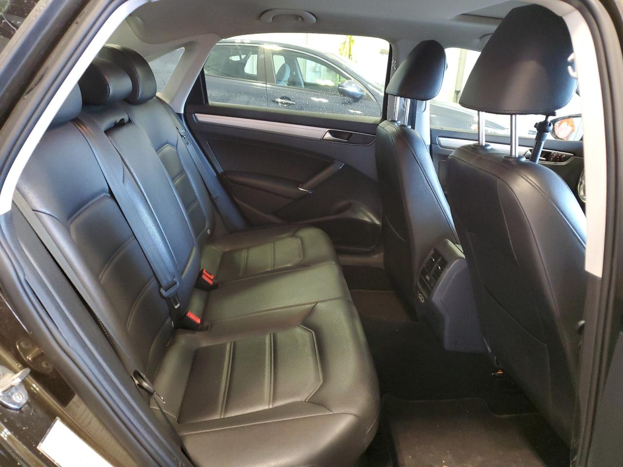 2019 Volkswagen Passat - Image 10