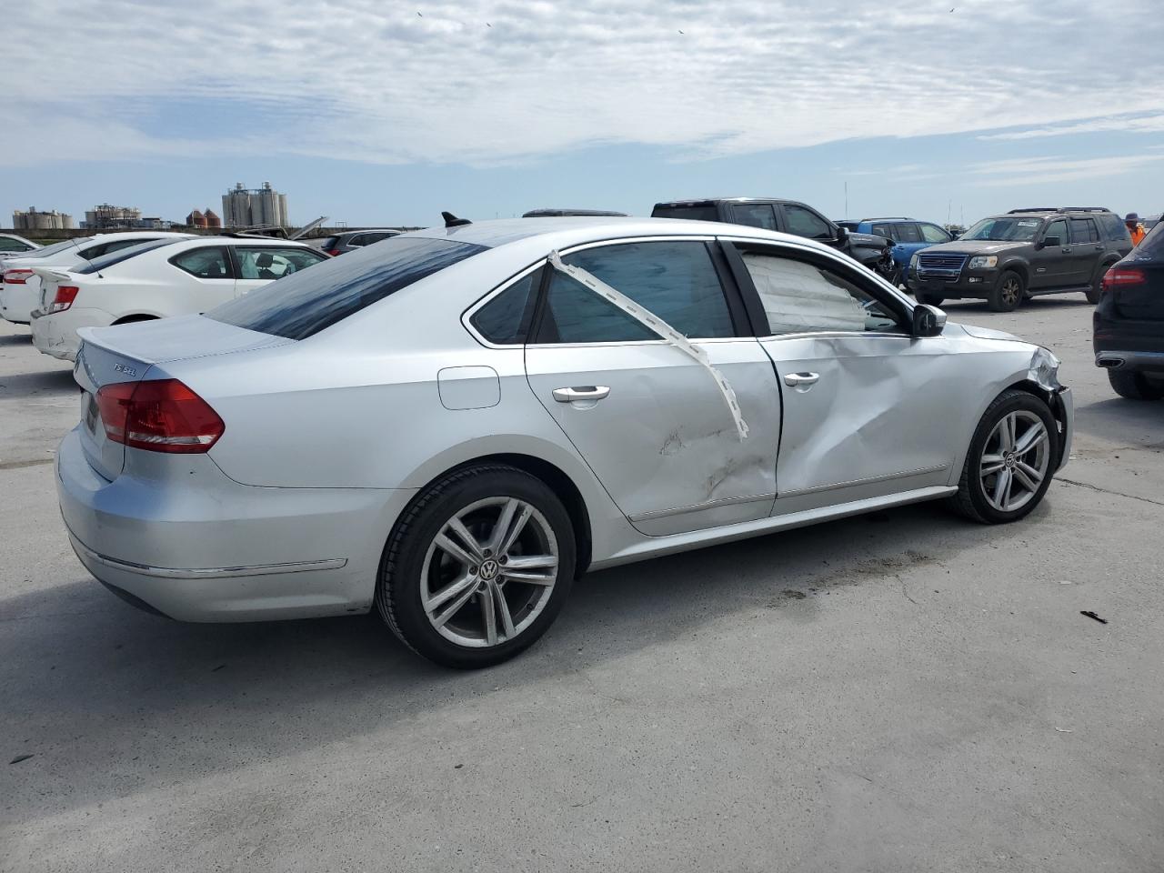 2014 Volkswagen Passat - Image 3