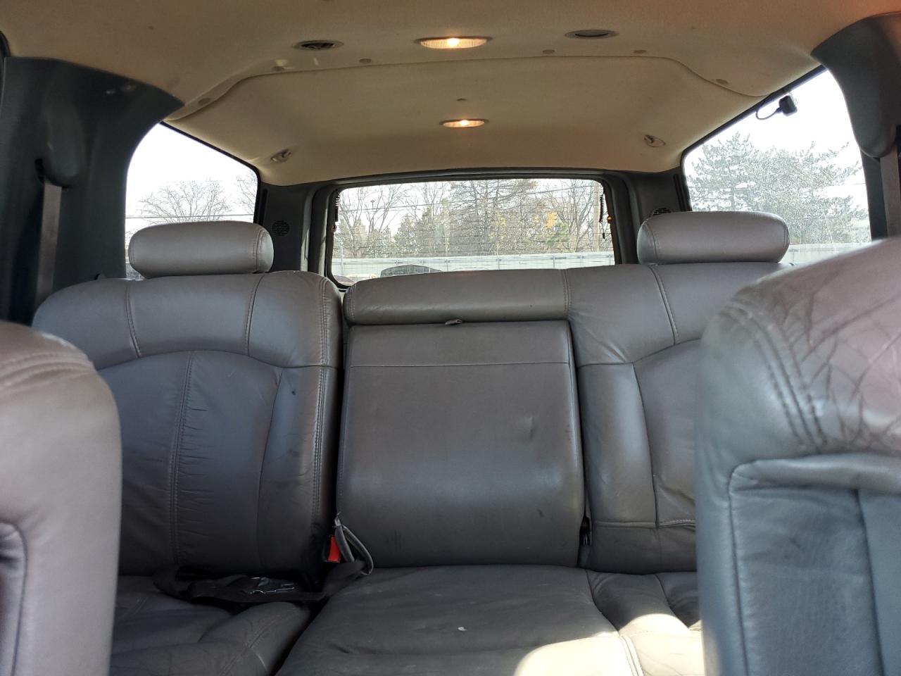 2001 Chevrolet Suburban - Image 10