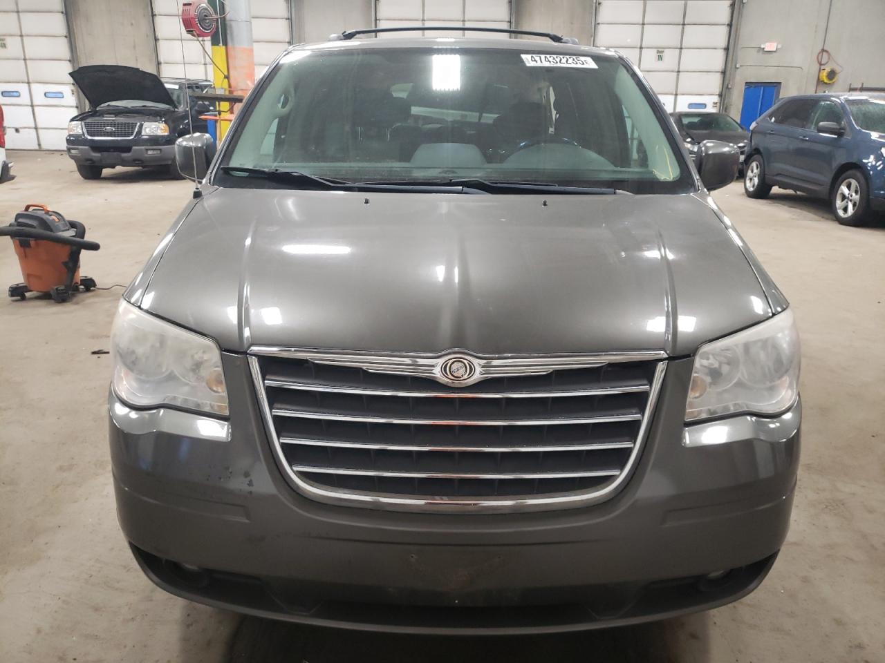 2010 Chrysler Town & Country - Image 5