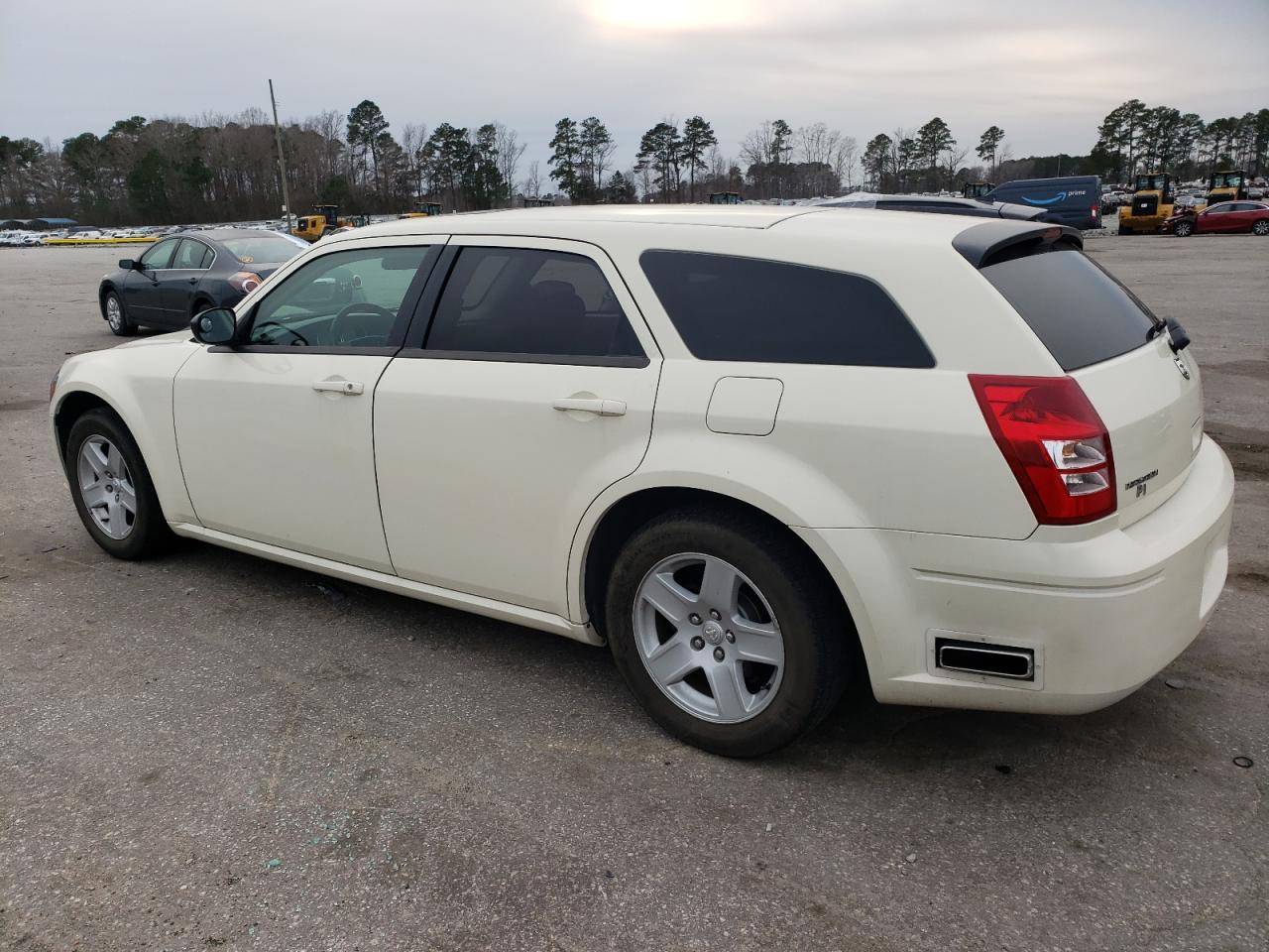 2005 Dodge Magnum - Image 2