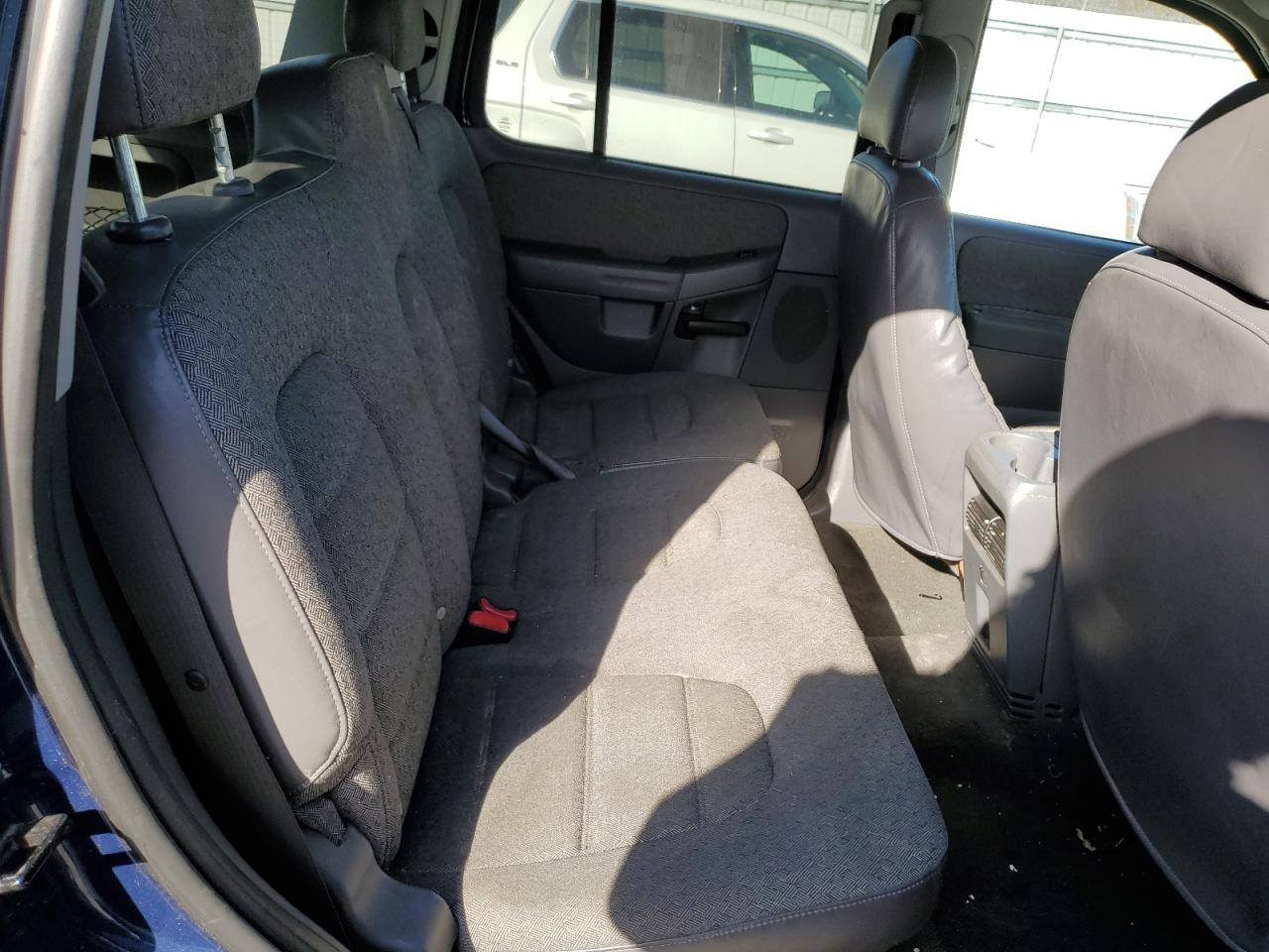 2005 Ford Explorer - Image 11