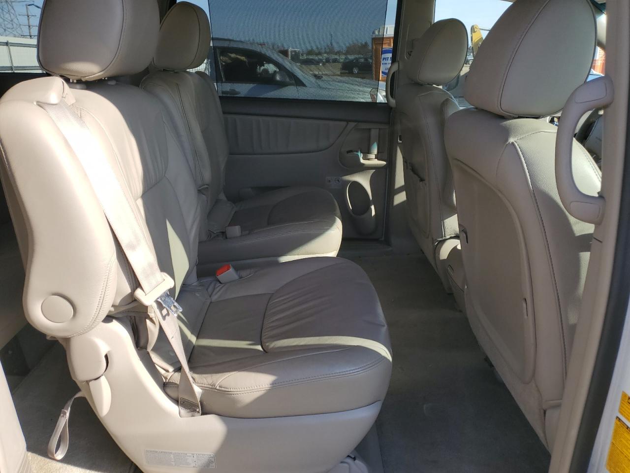 2010 Toyota Sienna - Image 12