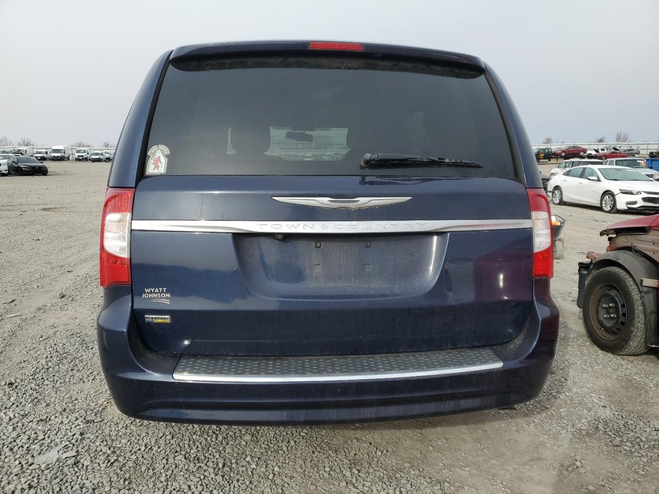 2014 Chrysler Town & Country - Image 6