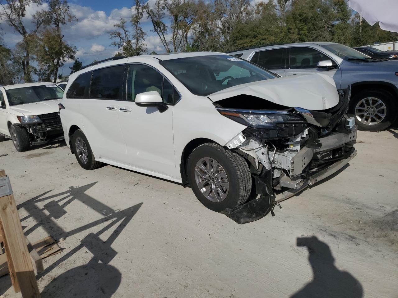 2022 Toyota Sienna - Image 4