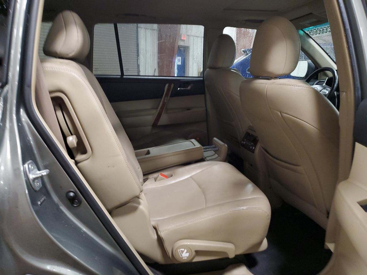 2011 Toyota Highlander - Image 11