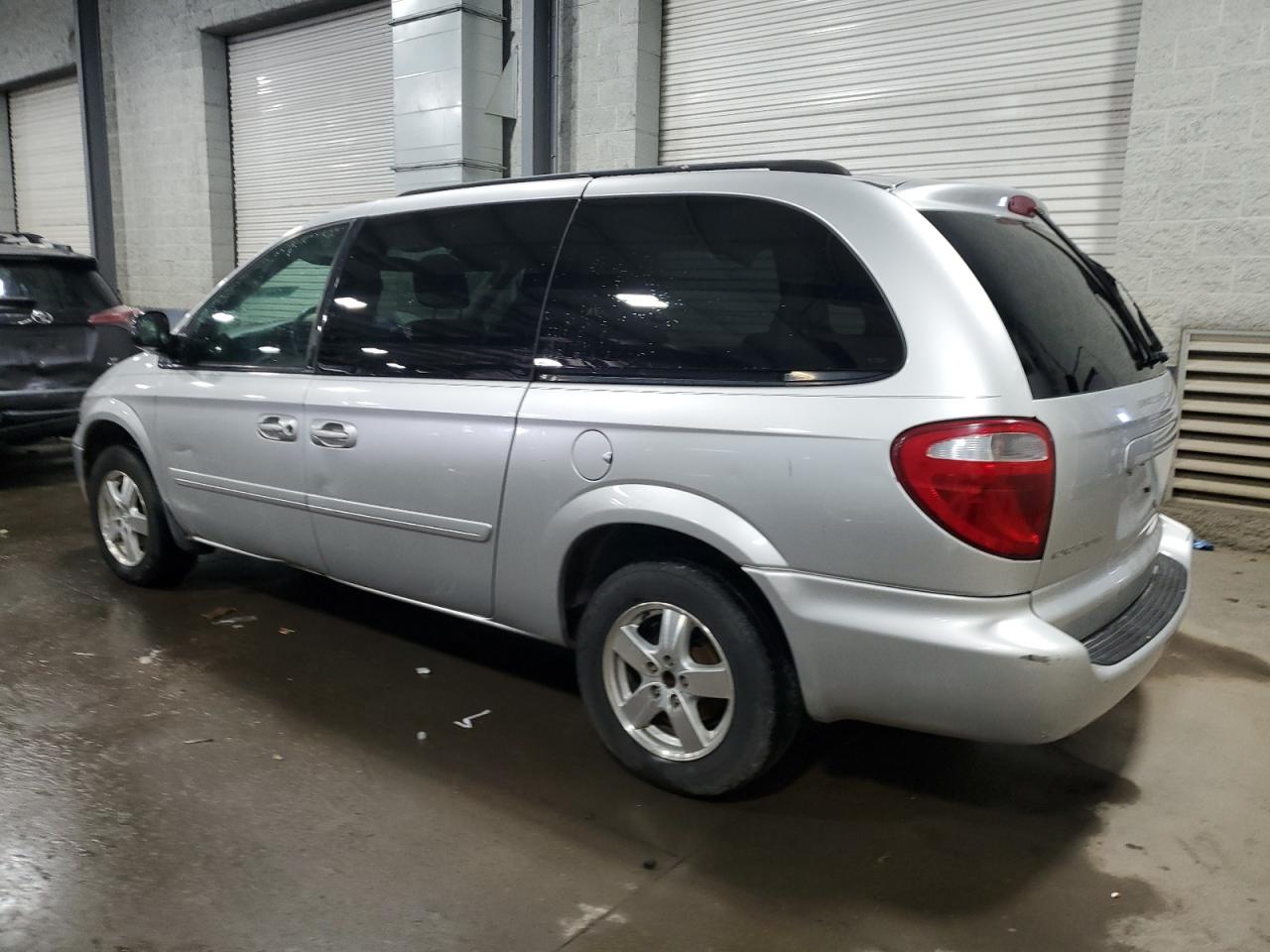 2005 Dodge Caravan - Image 2