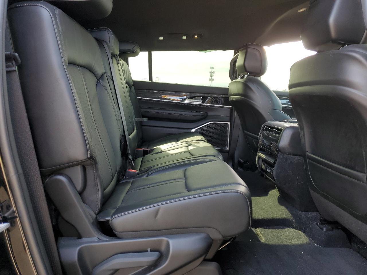 2022 Jeep Grand Wagoneer - Image 10
