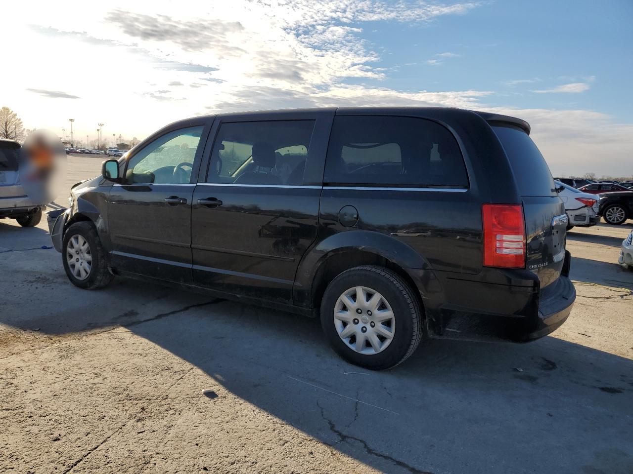 2009 Chrysler Town & Country - Image 2