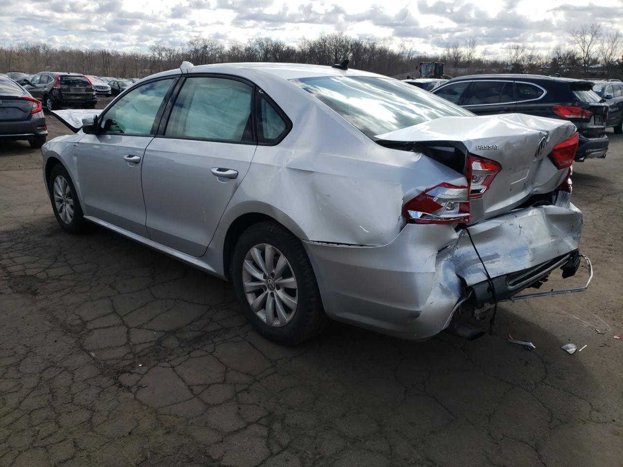 2015 Volkswagen Passat - Image 2