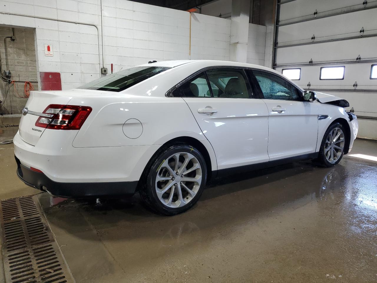 2015 Ford Taurus - Image 3