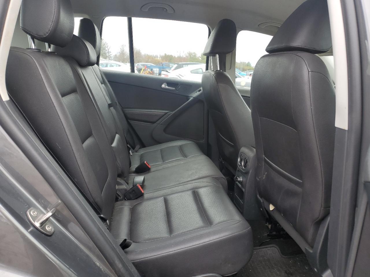2016 Volkswagen Tiguan - Image 11