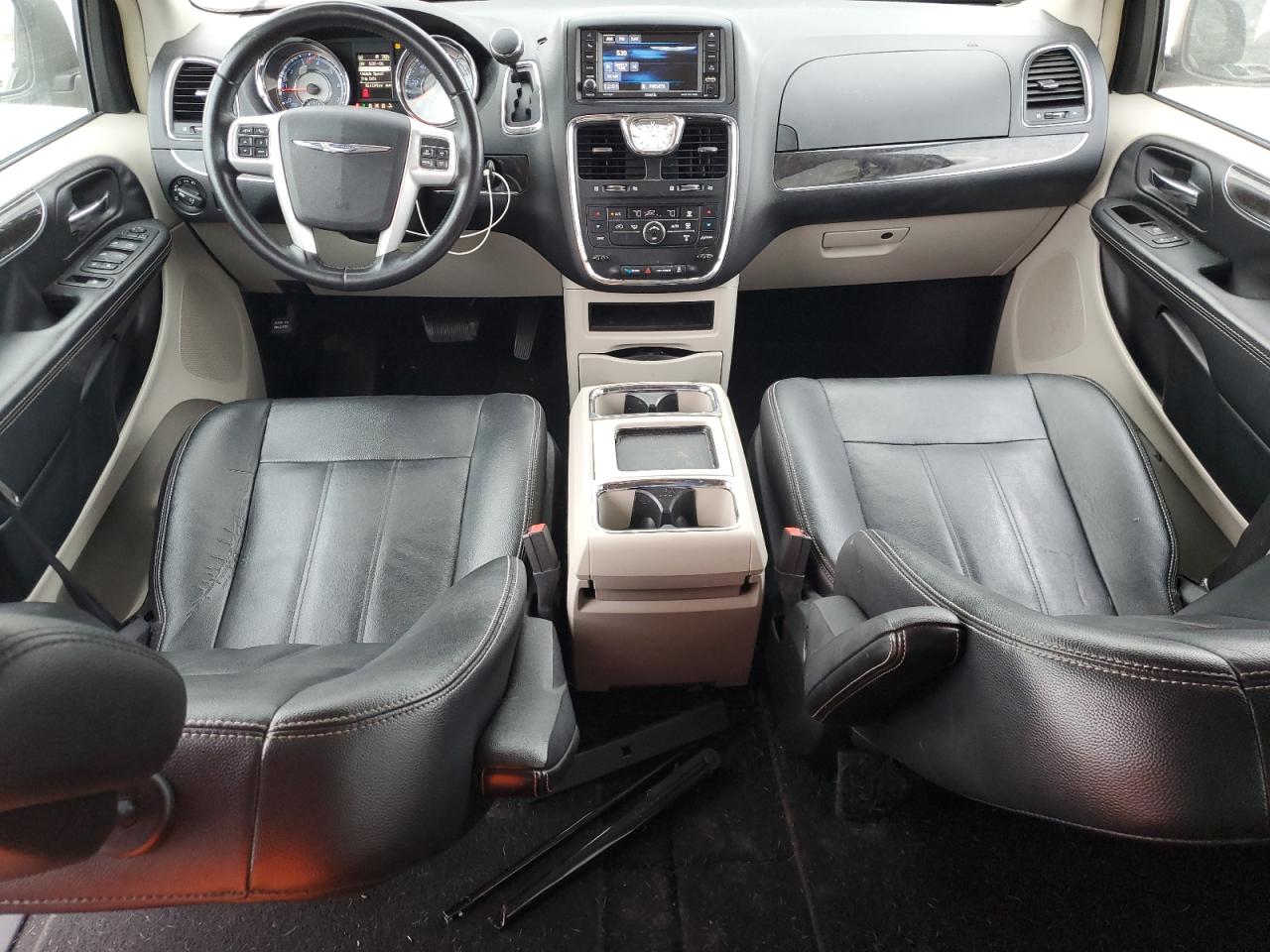 2016 Chrysler Town & Country - Image 8