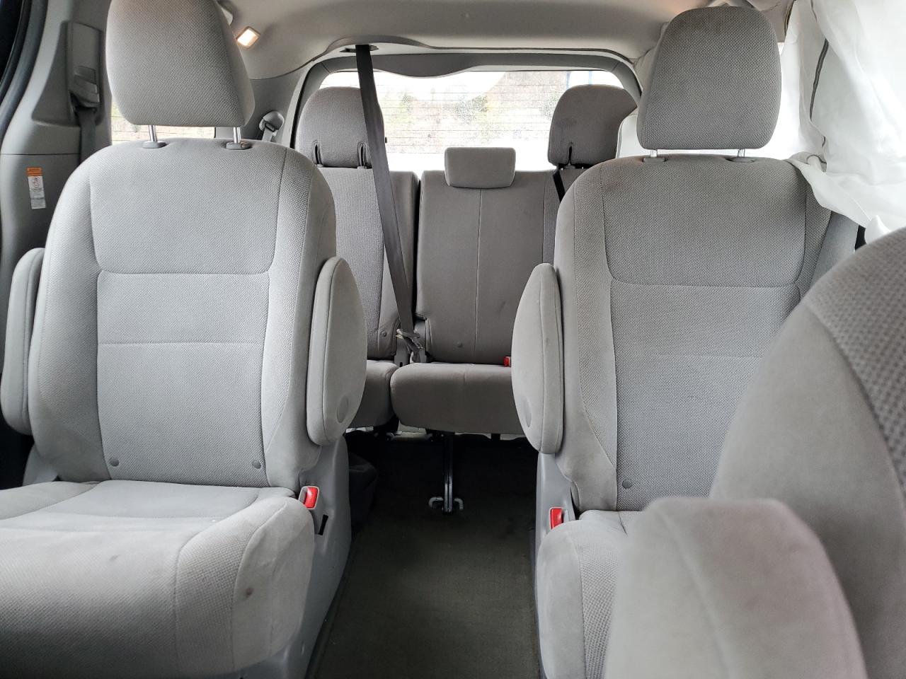 2017 Toyota Sienna - Image 10