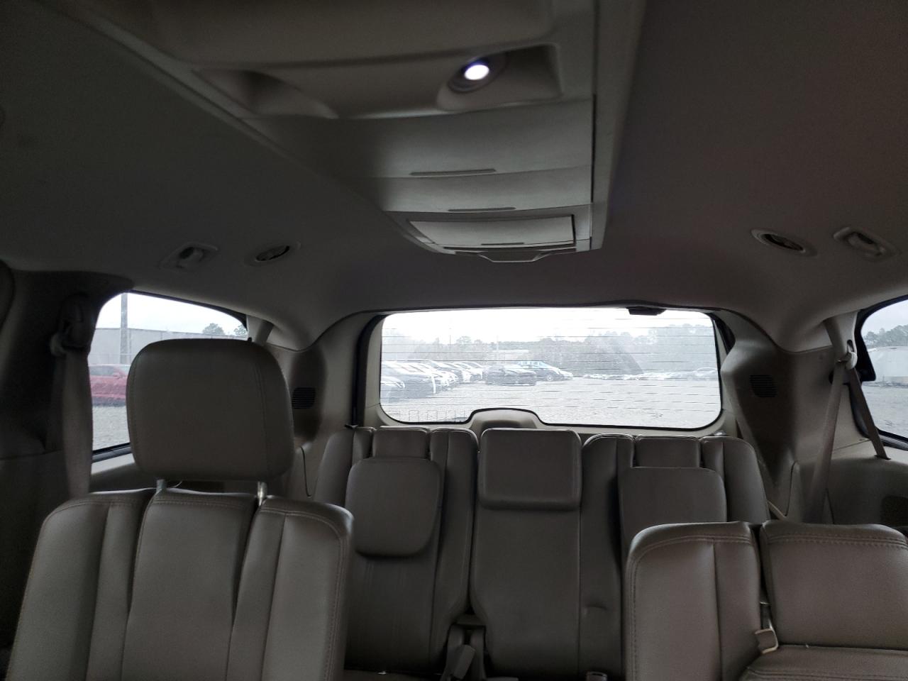2012 Chrysler Town & Country - Image 10