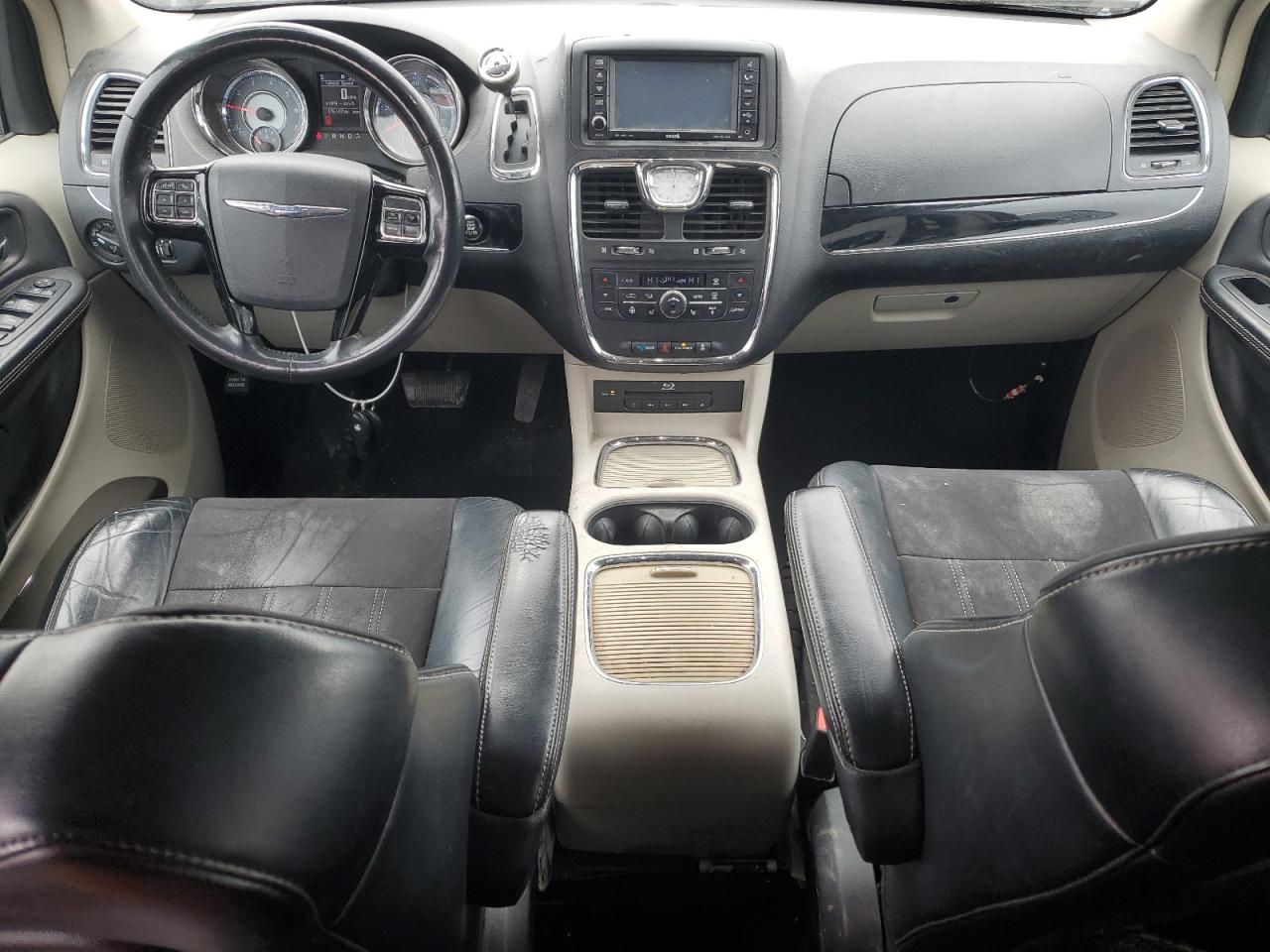 2014 Chrysler Town & Country - Image 8