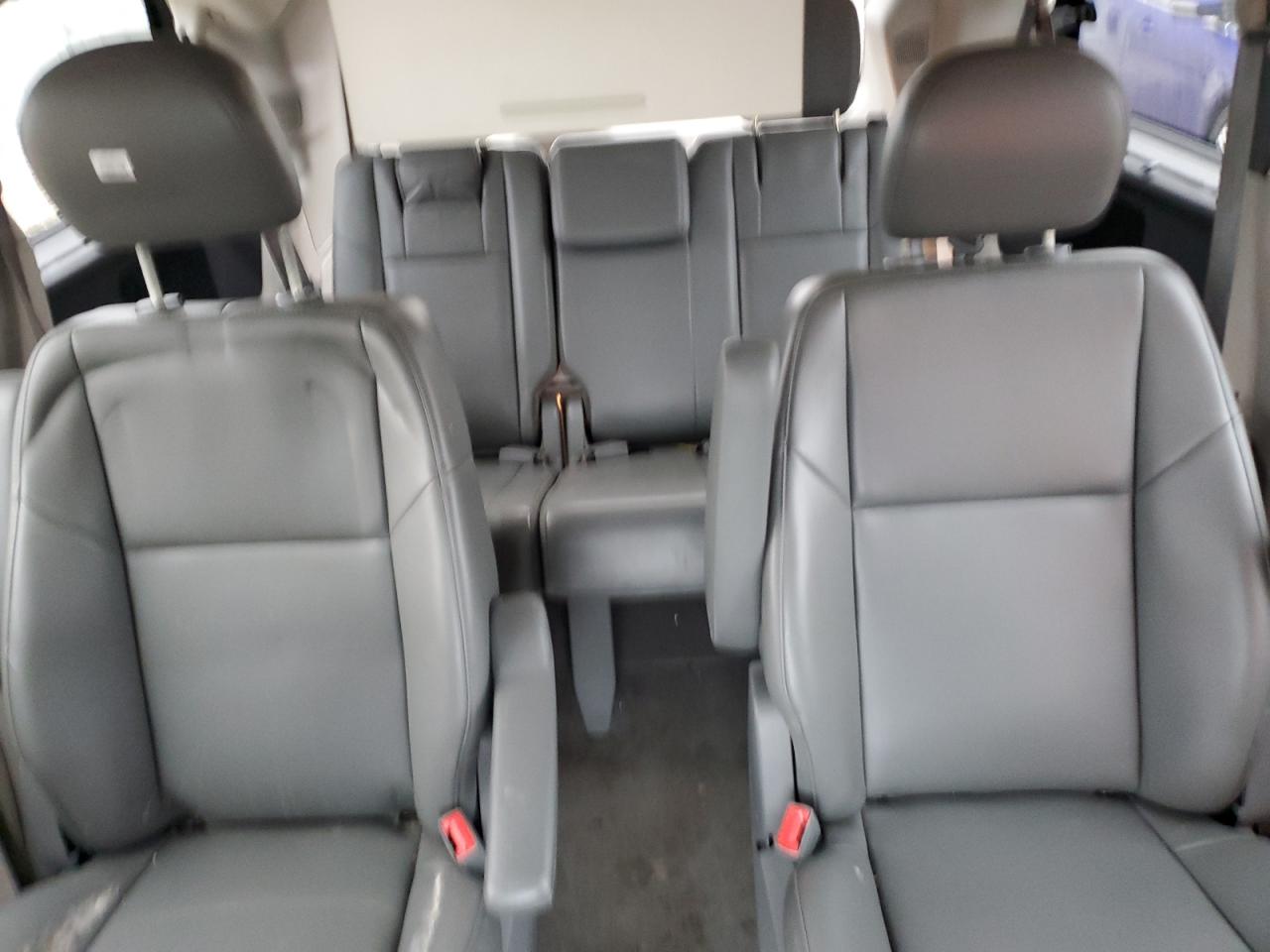 2011 Volkswagen Routan - Image 10
