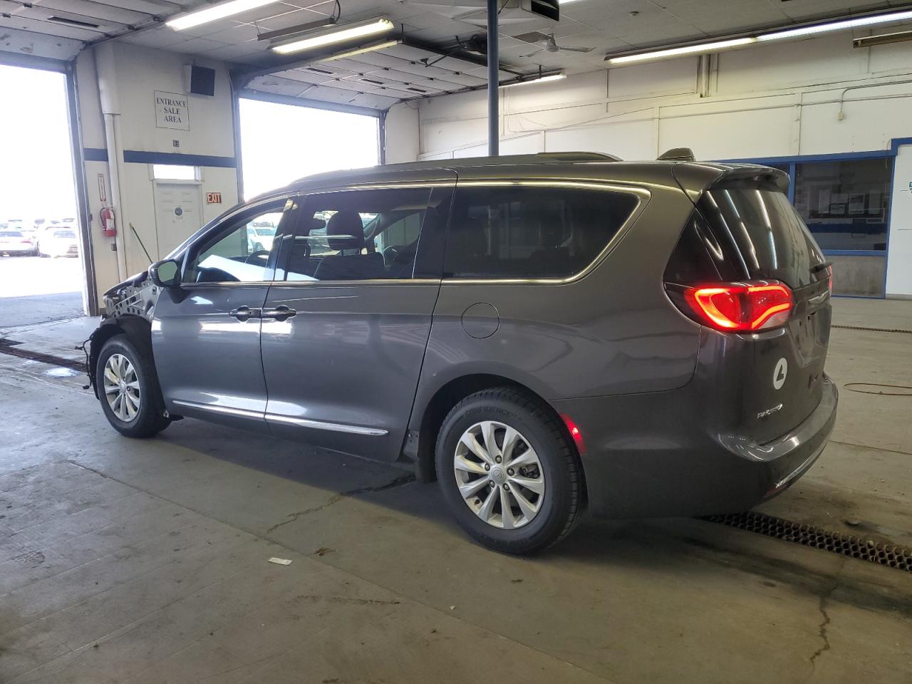 2017 Chrysler Pacifica - Image 2