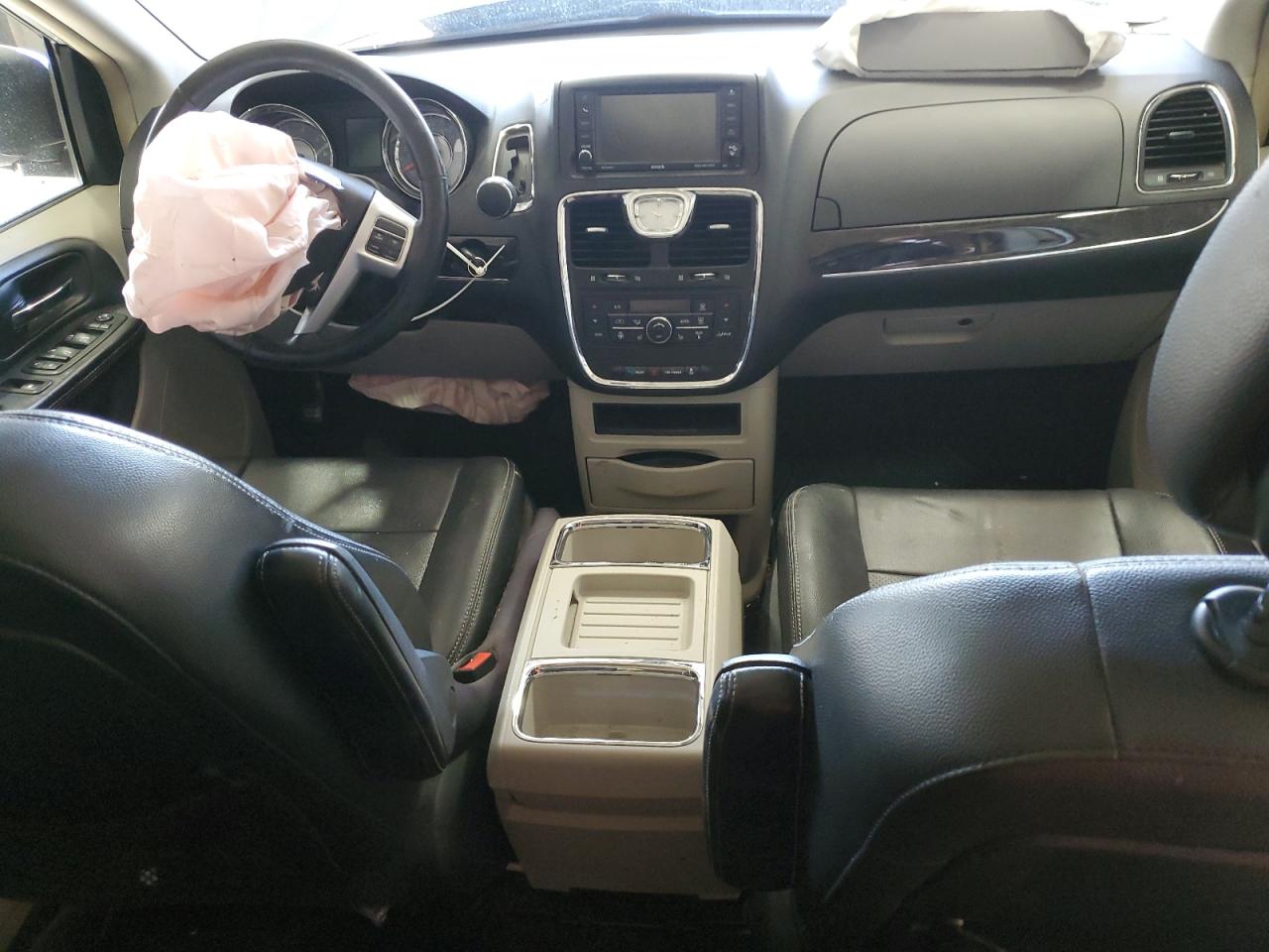 2015 Chrysler Town & Country - Image 8