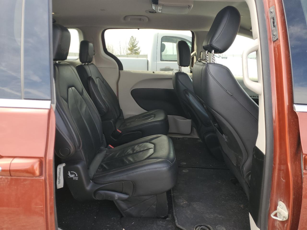 2018 Chrysler Pacifica - Image 11