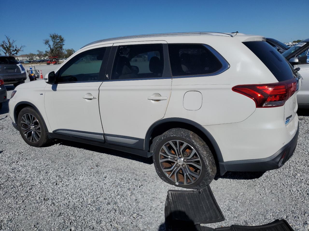 2016 Mitsubishi Outlander - Image 2