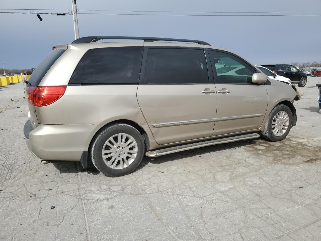 2010 Toyota Sienna - Image 3