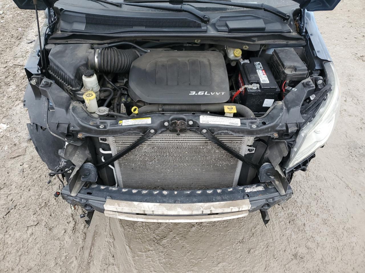2011 Volkswagen Routan - Image 12