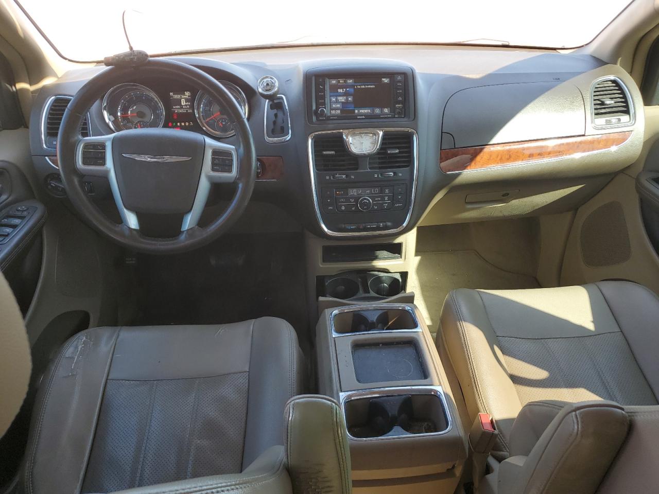 2014 Chrysler Town & Country - Image 8