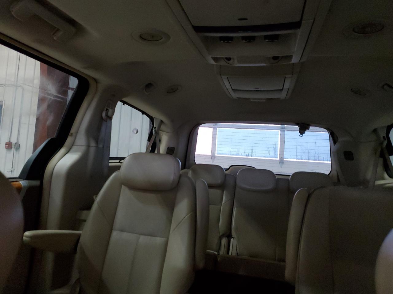 2010 Chrysler Town & Country - Image 10