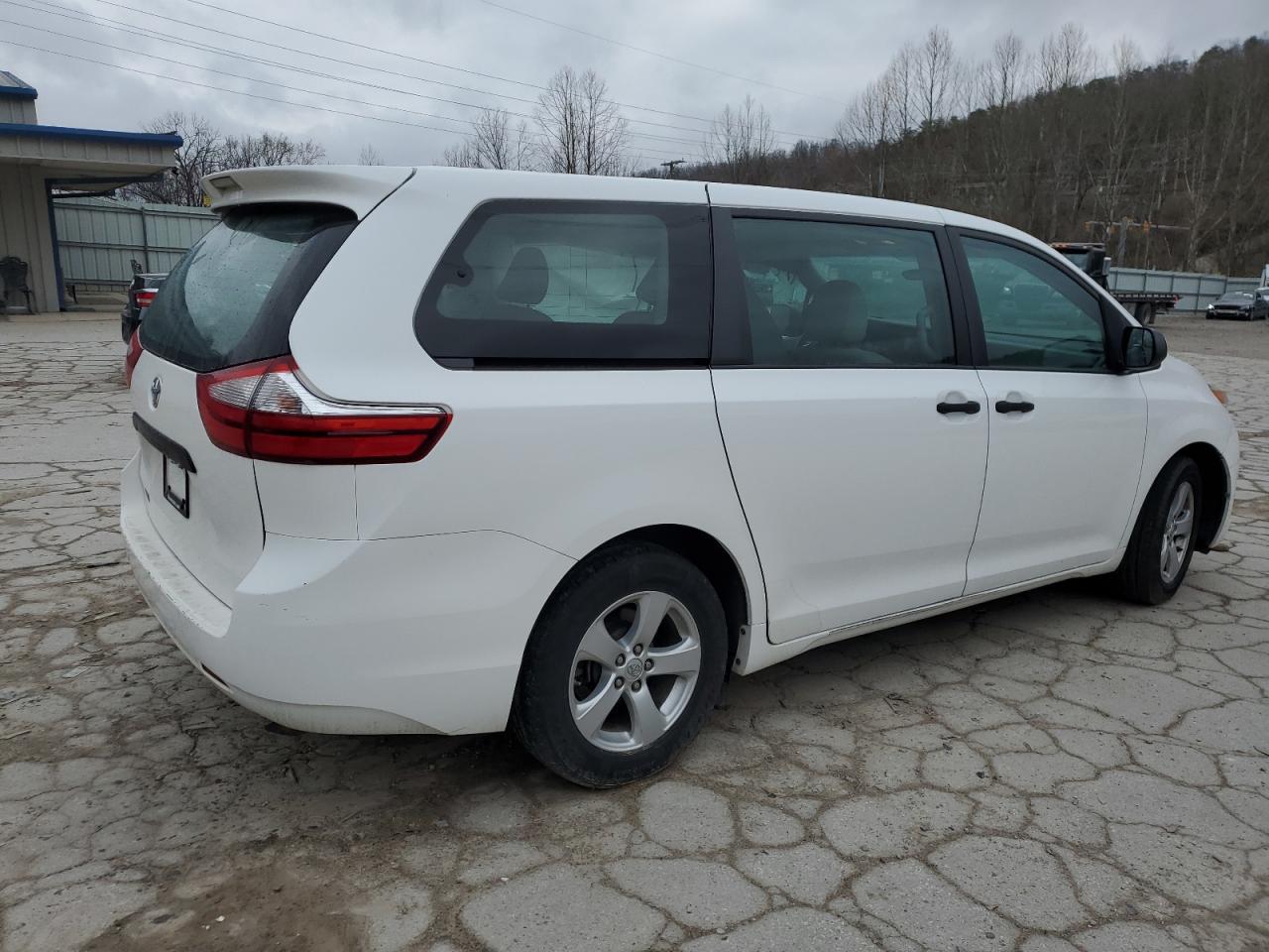 2017 Toyota Sienna - Image 3