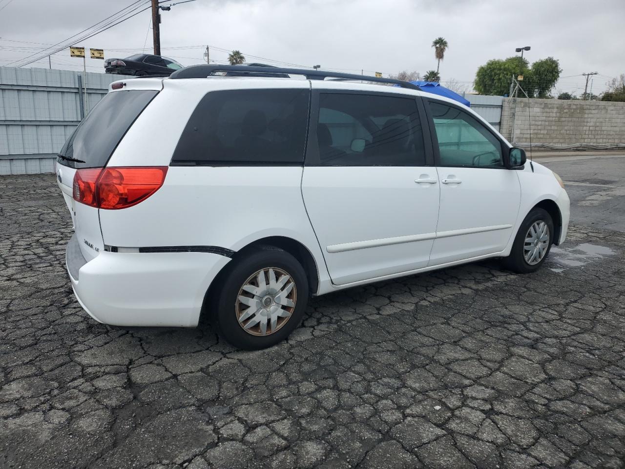 2010 Toyota Sienna - Image 3