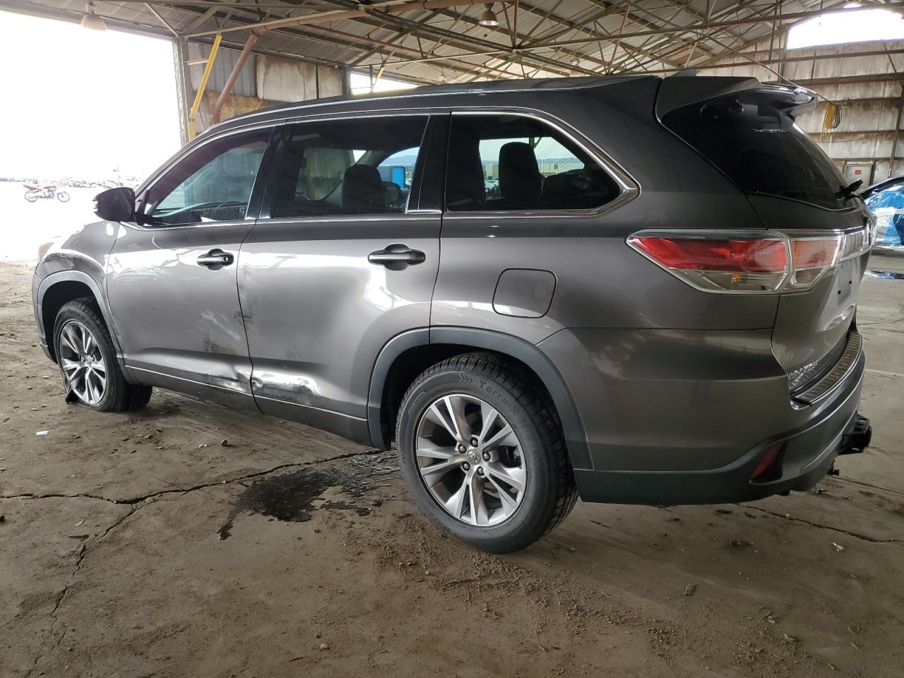 2015 Toyota Highlander - Image 2