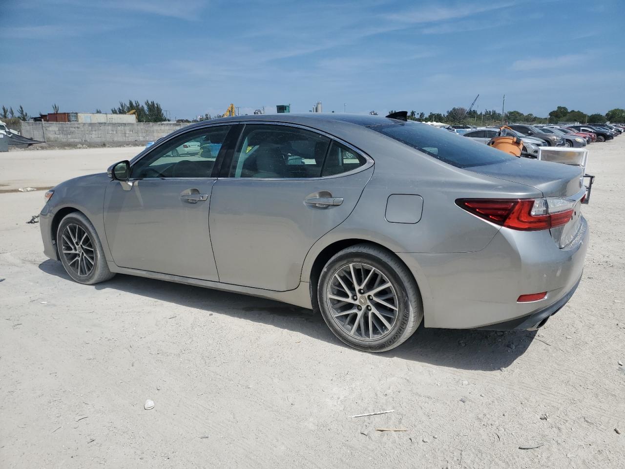 2017 Lexus ES - Image 2