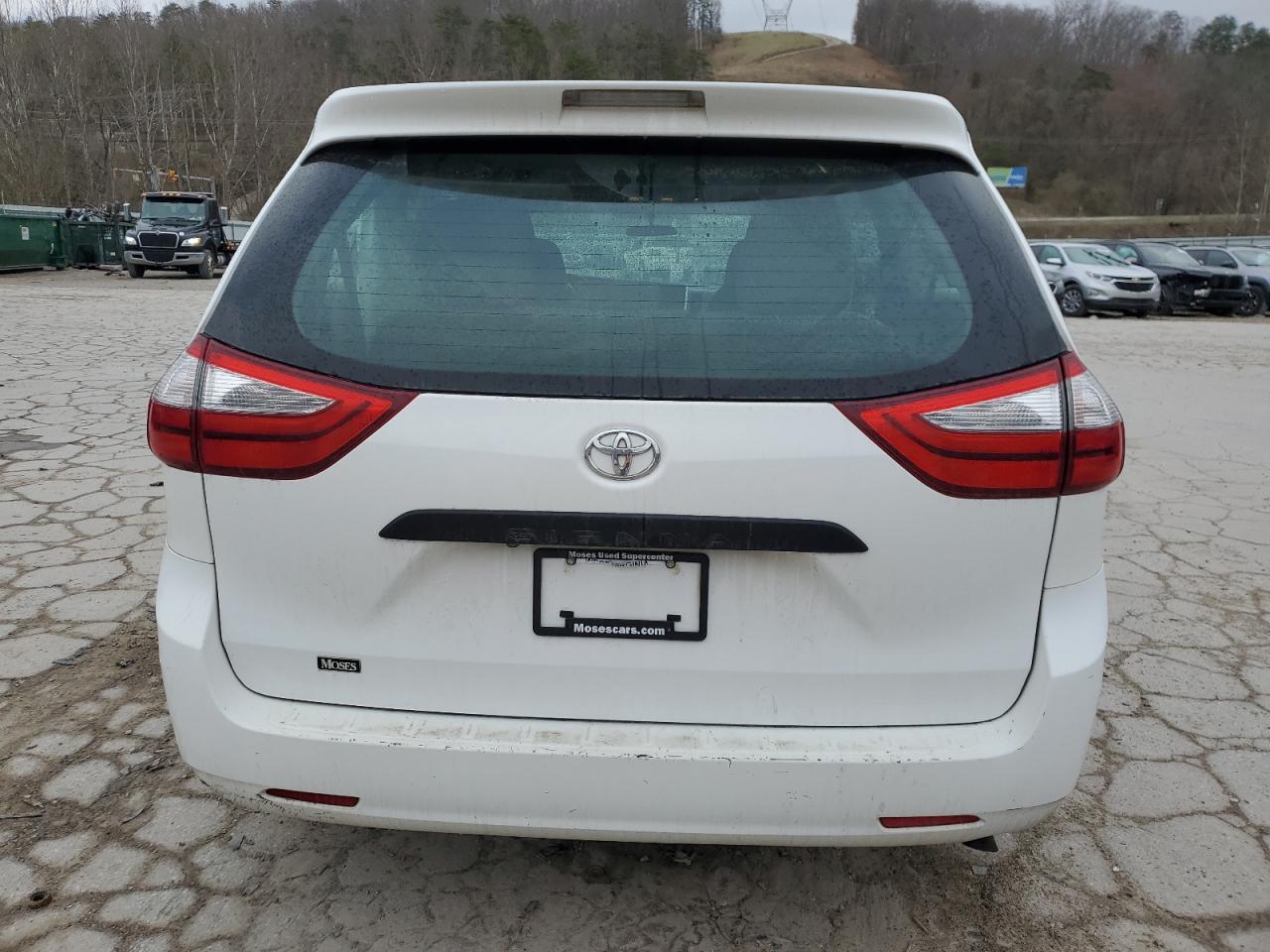 2017 Toyota Sienna - Image 6