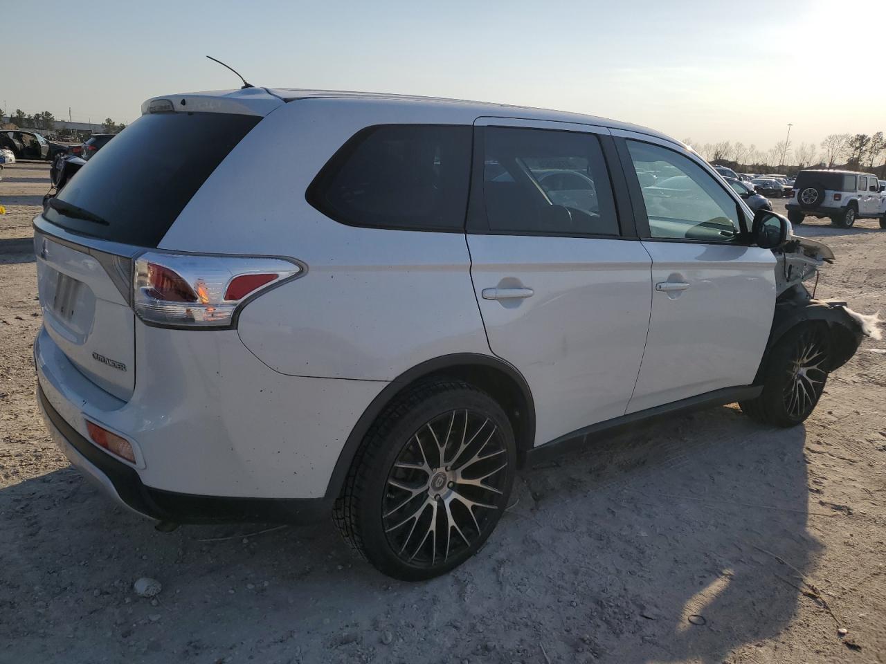 2015 Mitsubishi Outlander - Image 3
