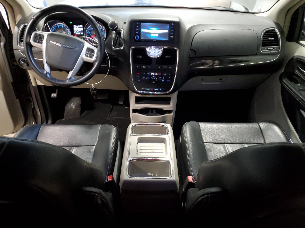 2016 Chrysler Town & Country - Image 8