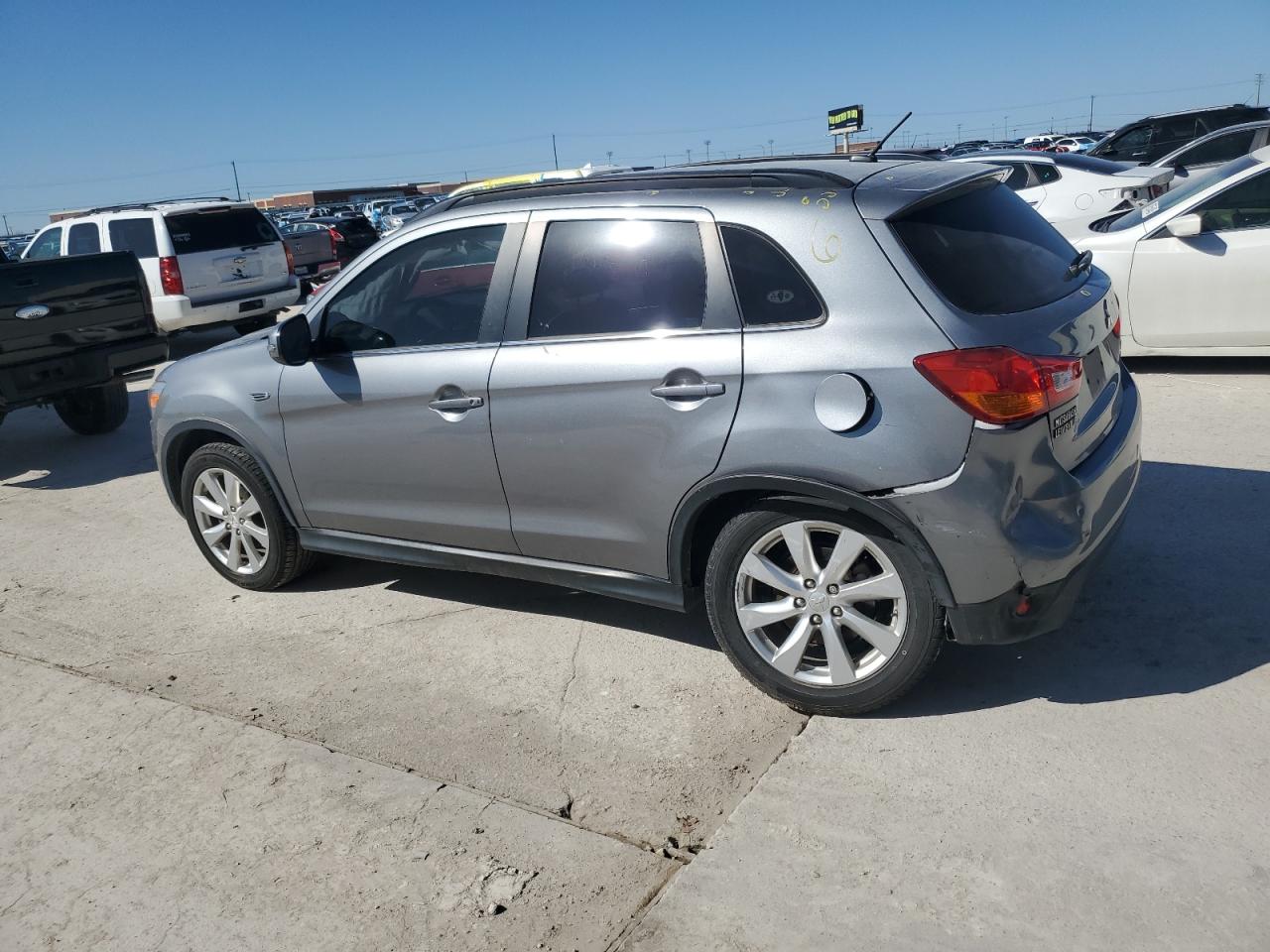 2015 Mitsubishi Outlander - Image 2