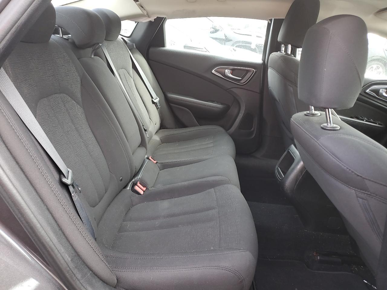 2016 Chrysler 200 - Image 10