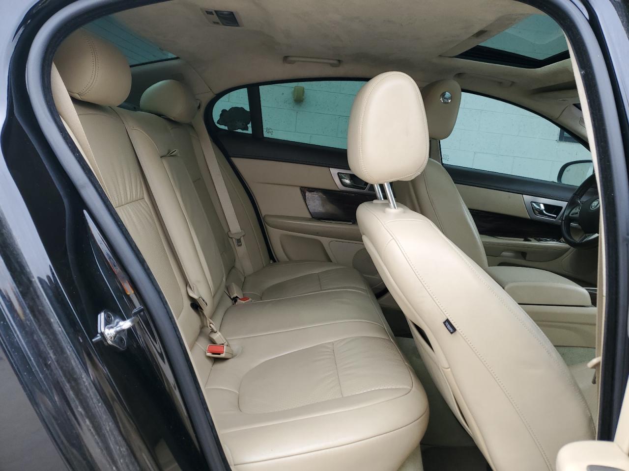 2010 Jaguar XF - Image 10