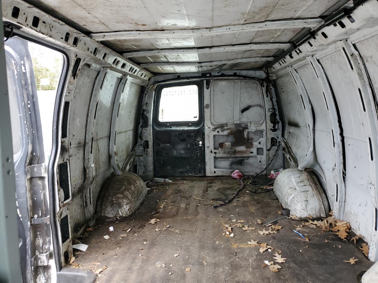 2008 GMC Savana - Image 10