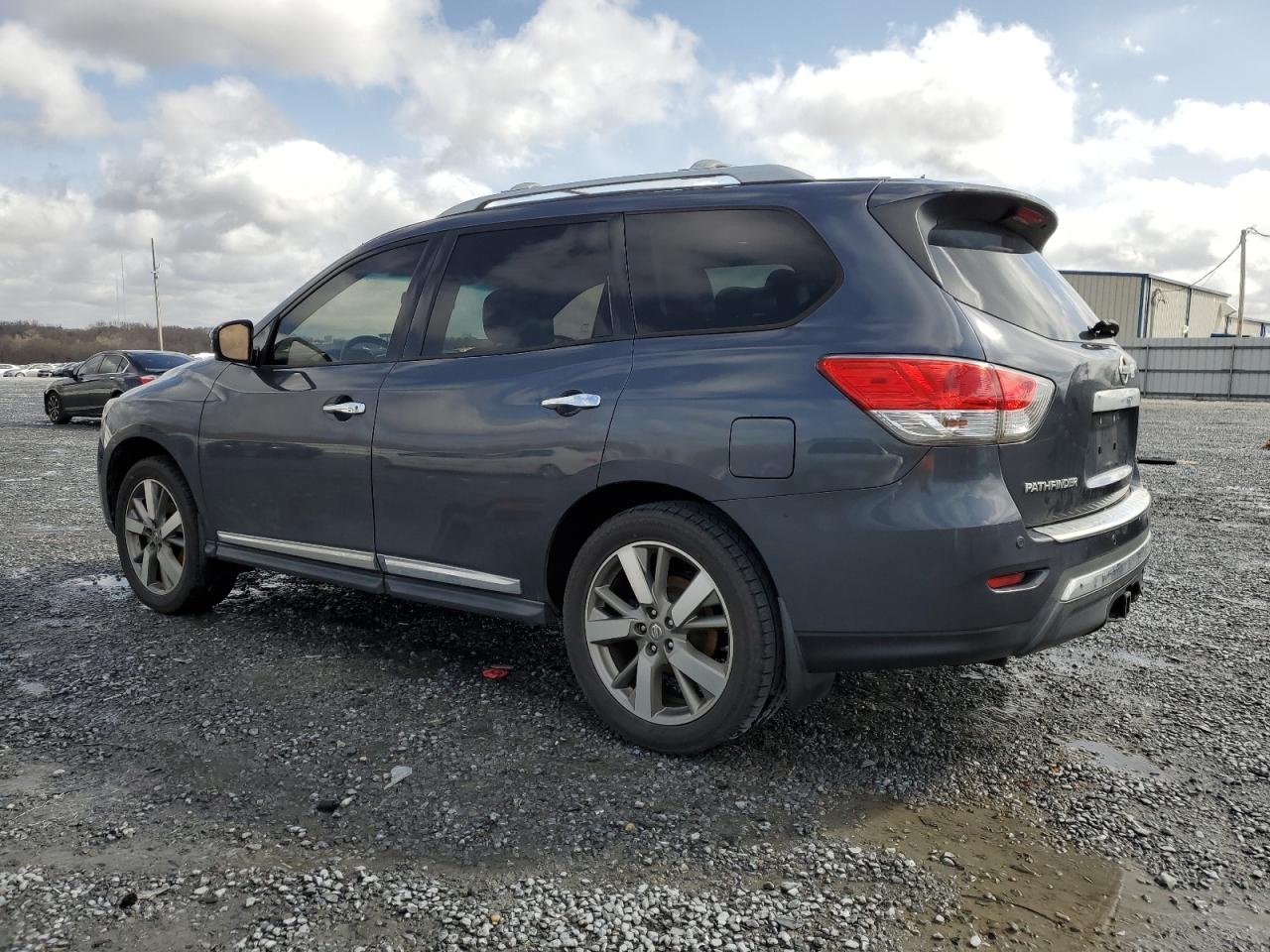 2013 Nissan Pathfinder - Image 2
