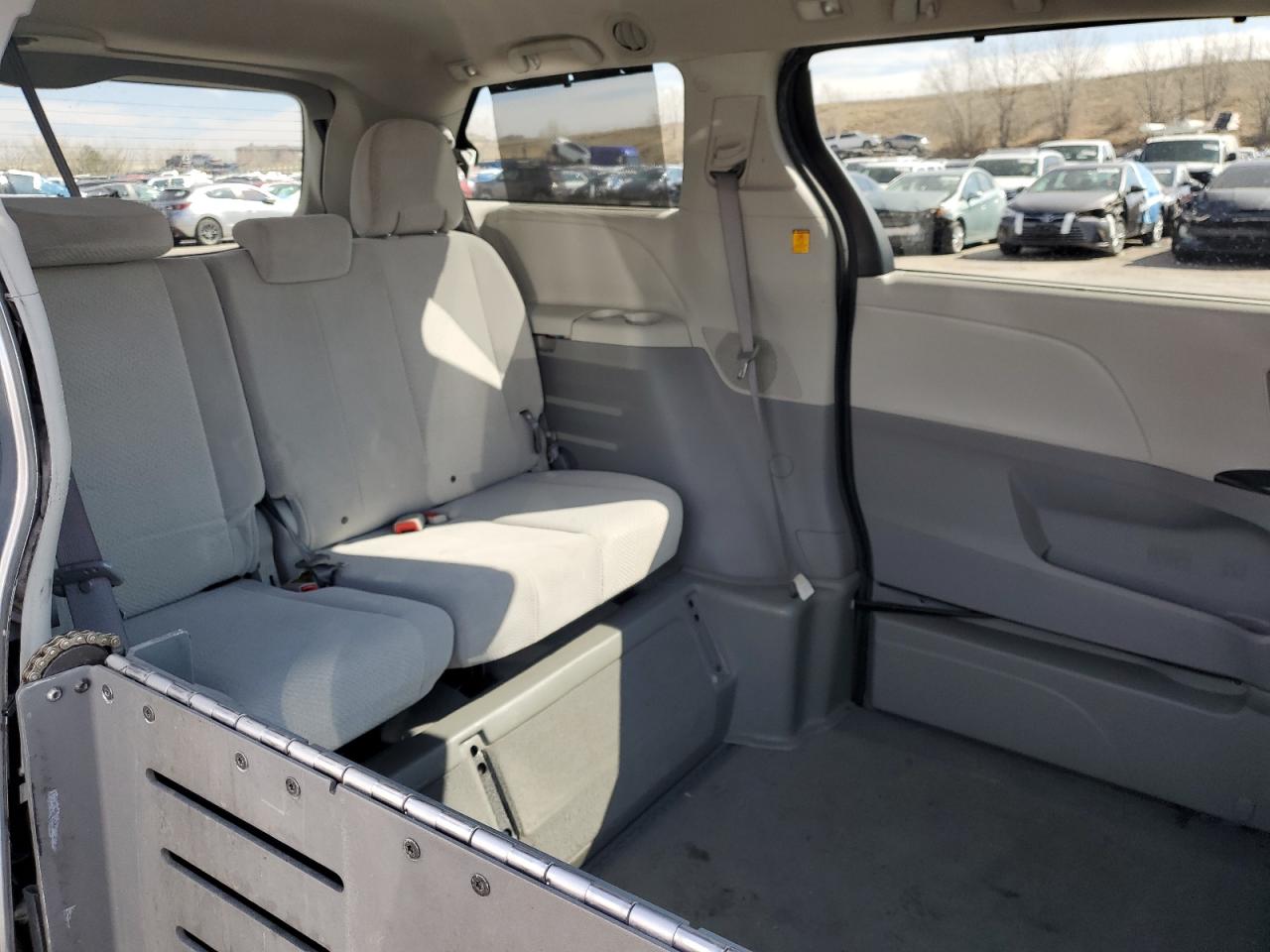 2011 Toyota Sienna - Image 11
