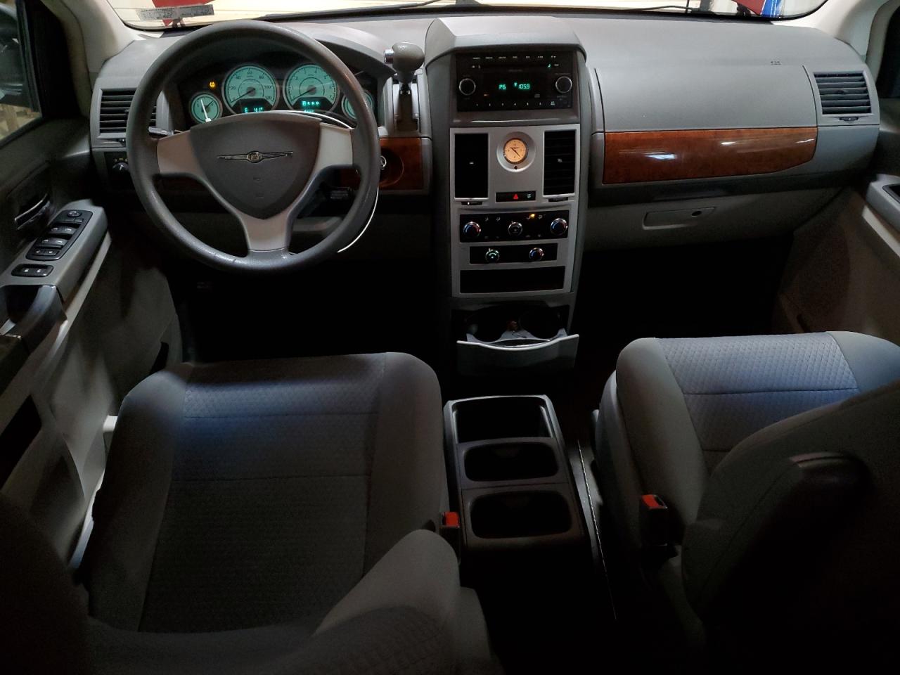 2009 Chrysler Town & Country - Image 8