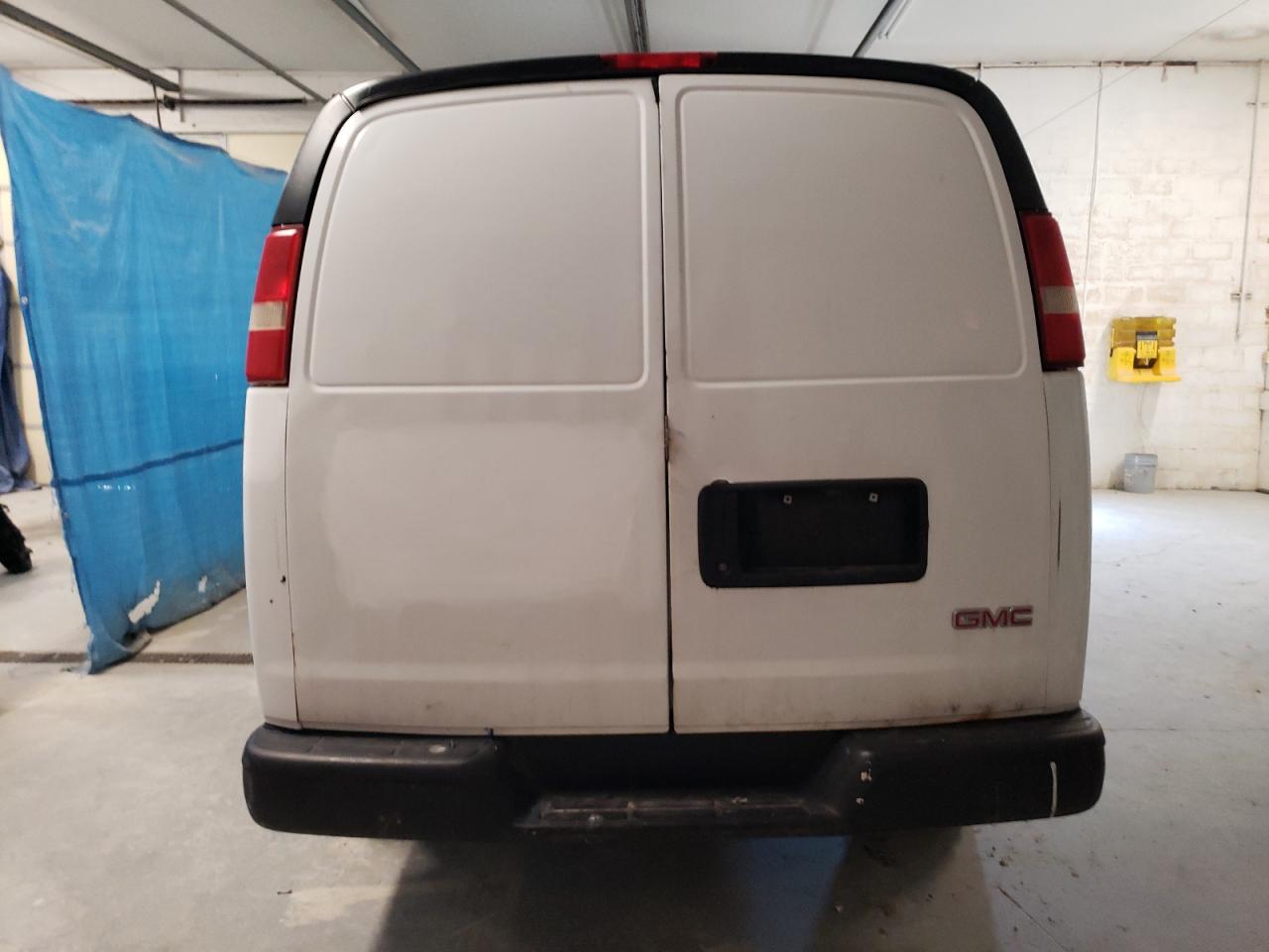 2011 GMC Savana - Image 10