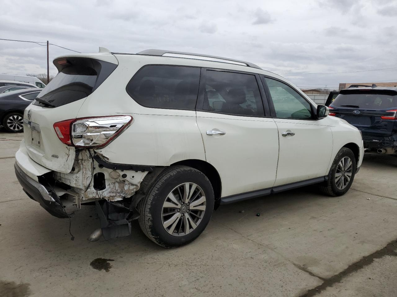 2019 Nissan Pathfinder - Image 3